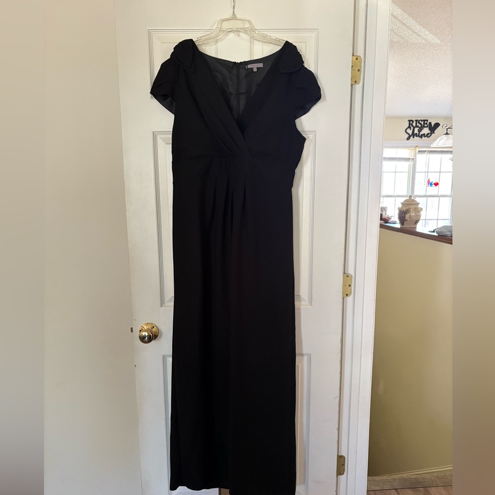 per una Black Maxi Jumpsuit. Cap Sleeves with bow detail.